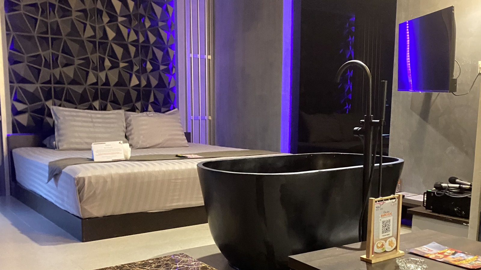 Exotic Dark Room Kedaton 8 Hotel