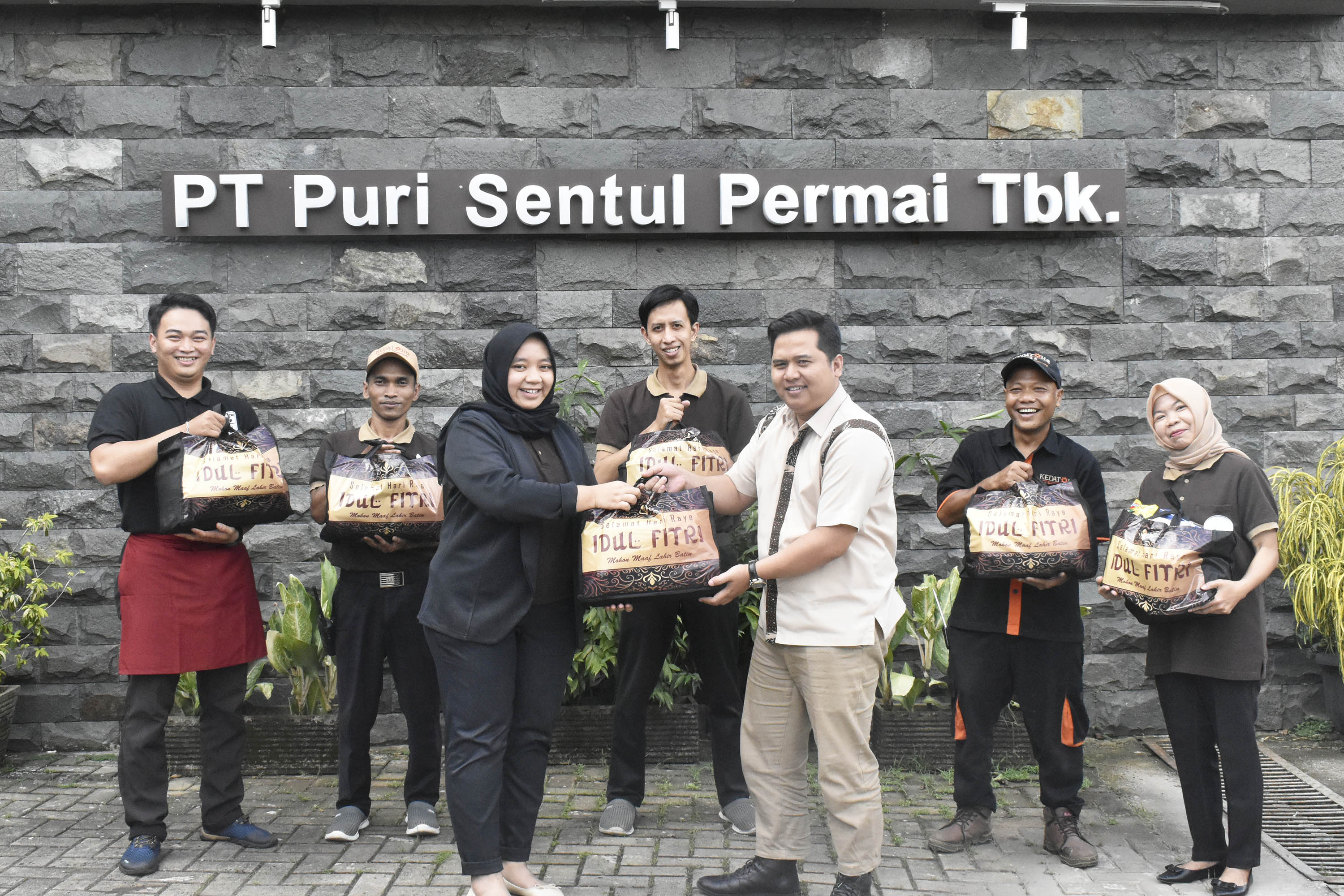 Sambut Idul Fitri 1444 H PT Puri Sentul Permai Tbk (KDTN) Bagikan Bingkisan Untuk Seluruh Karyawan